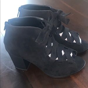 Women’s size 8 tie up block heel